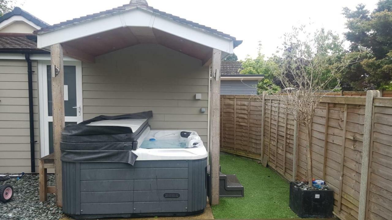 Four Corners Holiday Home Hot Tub & Sauna Ferndown Exteriér fotografie